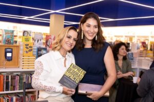 Livraria lotada celebra o poder feminino no lançamento do livro “Empreendedoras de Impacto”. Gaivota Comunicação, assessoria de imprensa em São Paulo.