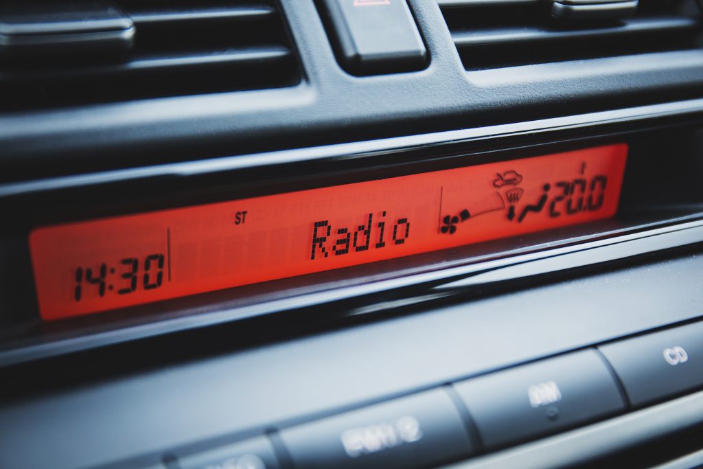 Em um cenário dominado pelo digital, rádio e TV seguem relevantes para ampliar alcance, gerar confiança e fortalecer marcas.