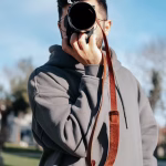 Roupa, expressão e cenário influenciam sua primeira impressão. Veja 7 erros de foto profissional que prejudicam sua imagem e saiba como usar a fotografia a favor da carreira.