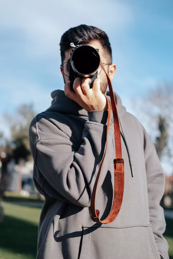 Roupa, expressão e cenário influenciam sua primeira impressão. Veja 7 erros de foto profissional que prejudicam sua imagem e saiba como usar a fotografia a favor da carreira.